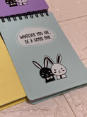 دفترچه یادداشت ۱۰۰ برگ پاپکو سایز B7 جلد PP پاستلی فنر دوبل طرح خرگوش (Funny Bunnies - کد NP-31028)