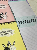 دفترچه یادداشت ۱۰۰ برگ پاپکو سایز B7 جلد PP پاستلی فنر دوبل طرح خرگوش (Funny Bunnies - کد NP-31028)