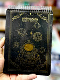 دفترچه یادداشت فنری جلد سخت سایه روشن (Sayeh Roshan Note Book) سایز ۱۹×۱۴ سانتیمتر با چاپ طلاکوب